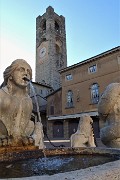 61 Dalla fontana del Contarini in Piazza Vecchia vista sulla Torre Civica che ora vado a salire